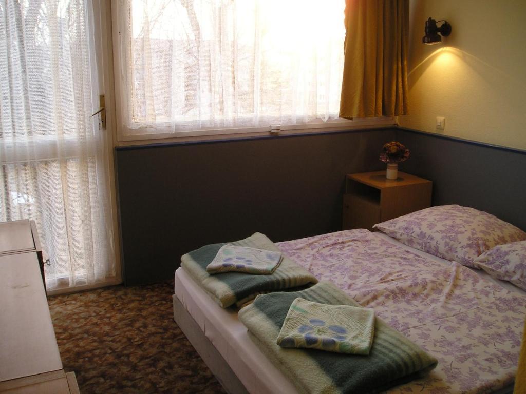 Rev Szallo Balaton Hotel Szantod Bilik gambar